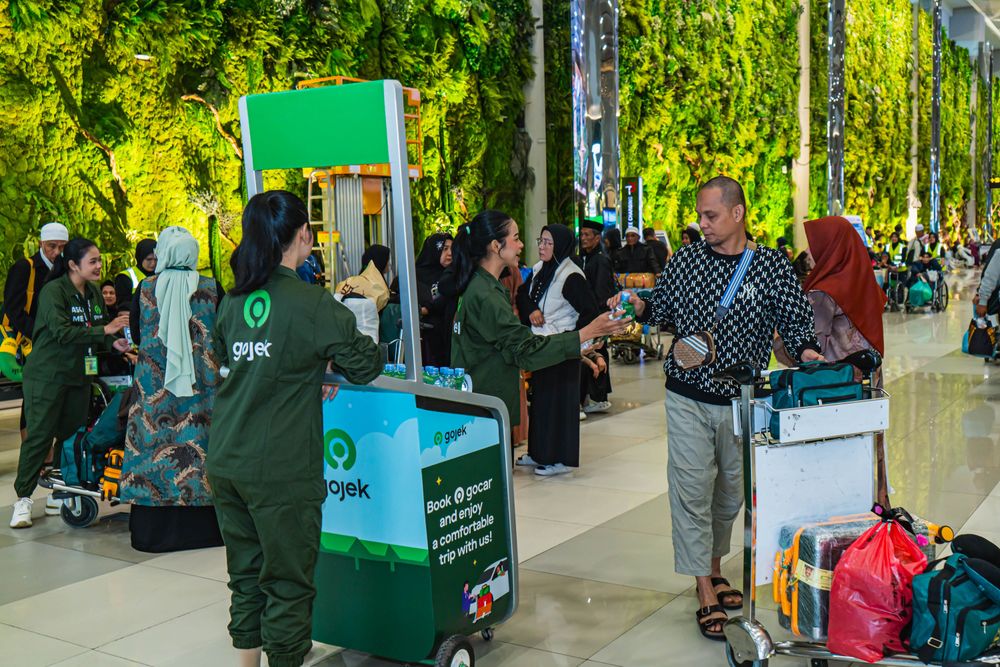 Providing high-quality, vibrant, and impactful advertising for businesses.